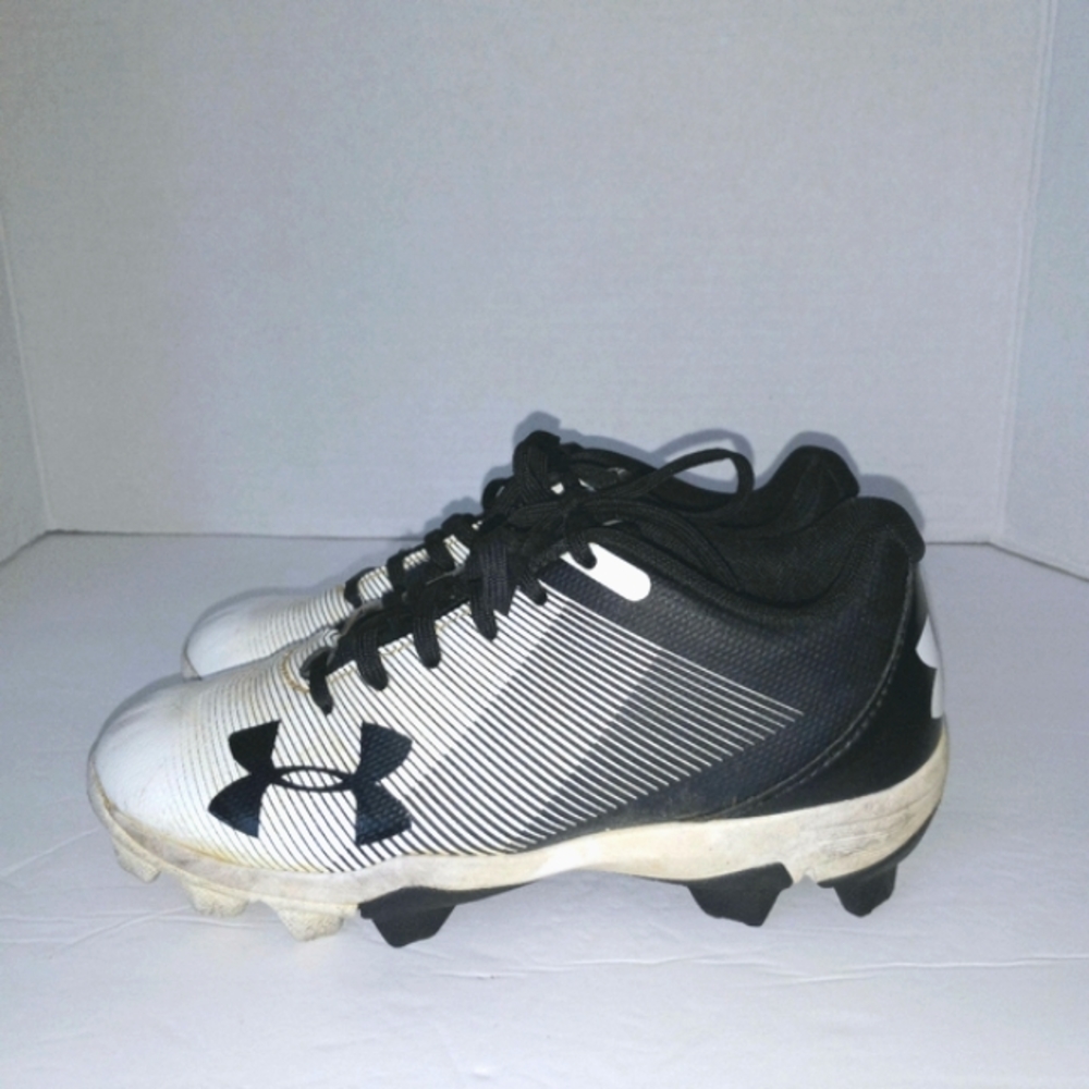 Under Armour Black/white/gray Lace Up soccer shoes size 1Y boys or girl's